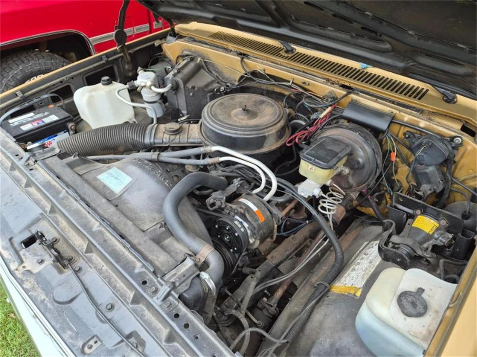 1985 Chevrolet Suburban 7th Gen - Image 8 of 11