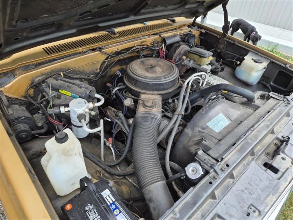 1985 Chevrolet Suburban 7th Gen - Image 9 of 11