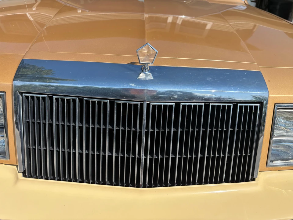 1985 Chrysler LeBaron - Image 22 of 31