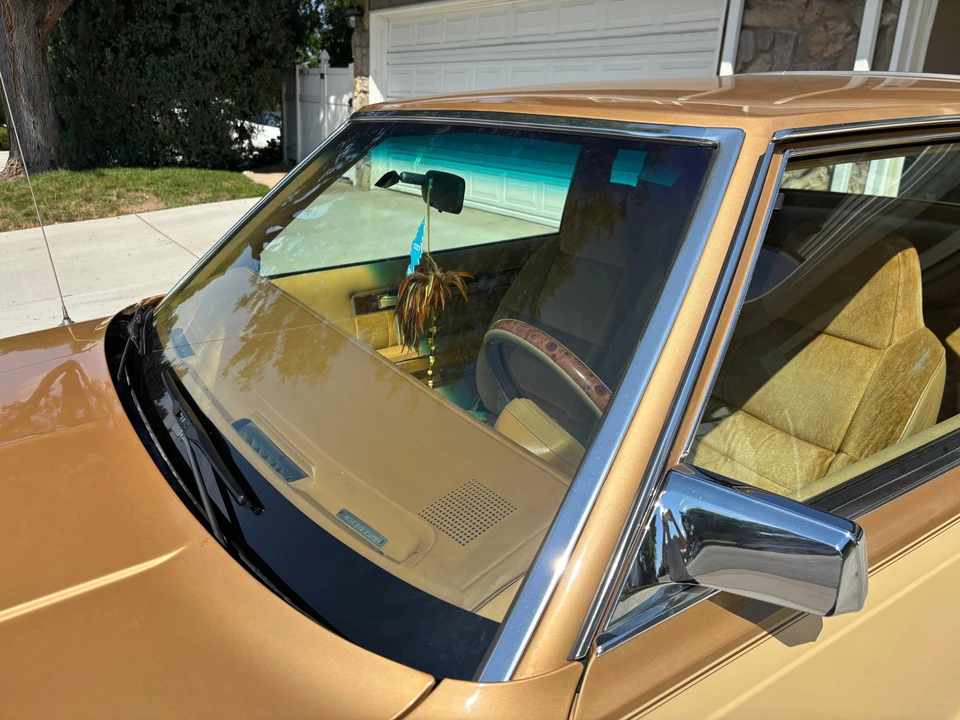 1985 Chrysler LeBaron - Image 25 of 31