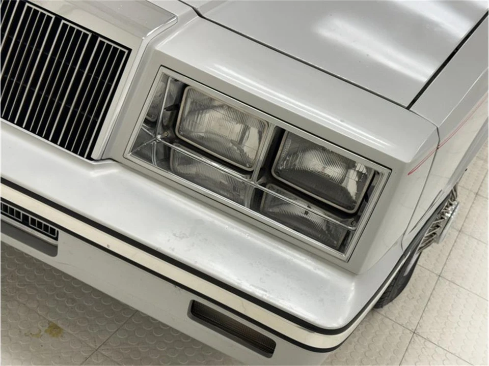 1985 Chrysler LeBaron - Image 13 of 31