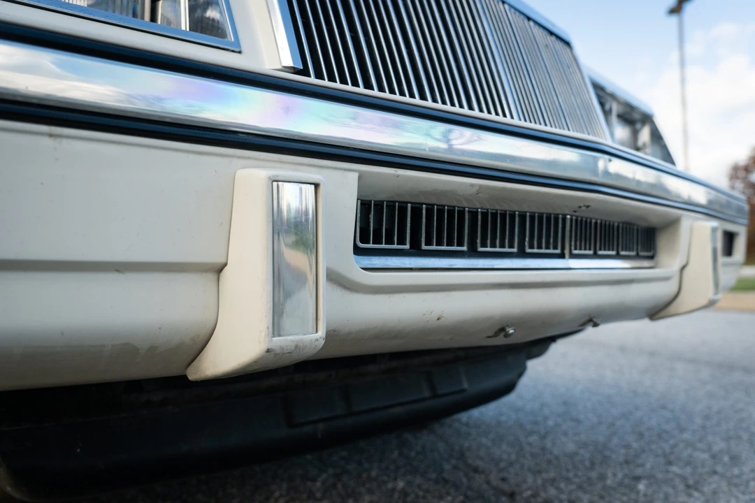 1985 Chrysler LeBaron - Image 24 of 31