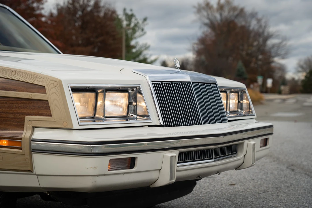 1985 Chrysler LeBaron - Image 28 of 31