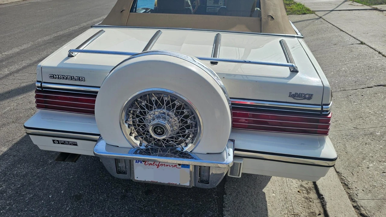 1985 Chrysler LeBaron - Image 19 of 28