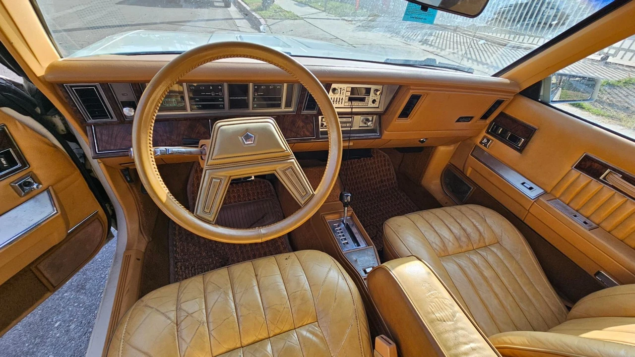 1985 Chrysler LeBaron - Image 23 of 28