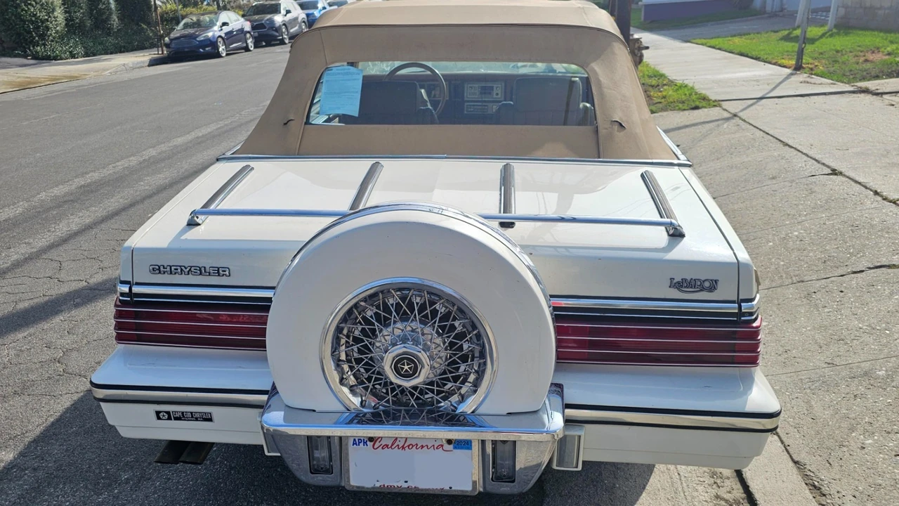 1985 Chrysler LeBaron - Image 16 of 28