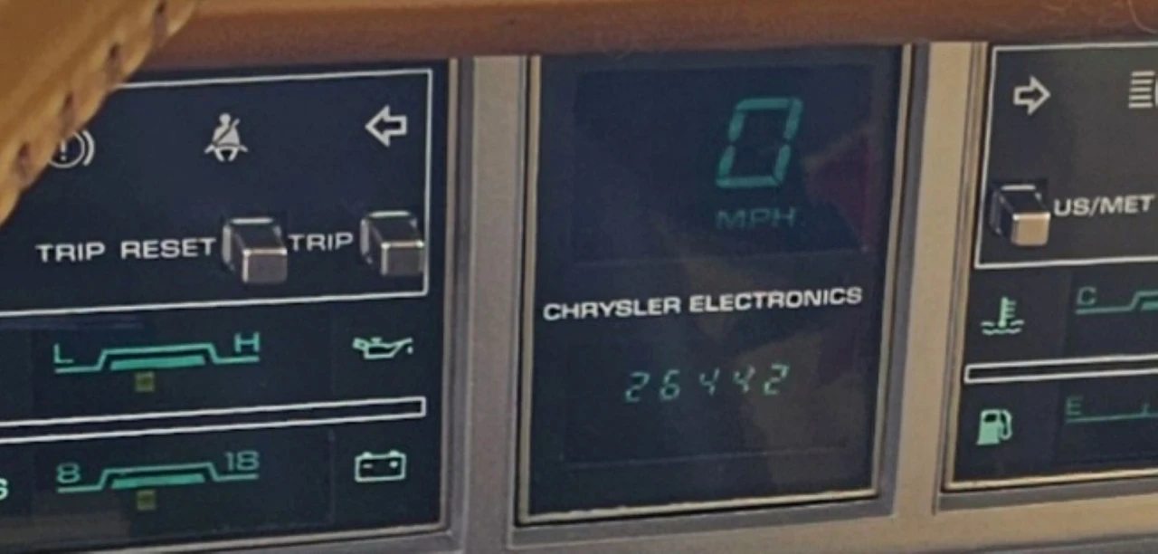 1985 Chrysler LeBaron - Image 25 of 28