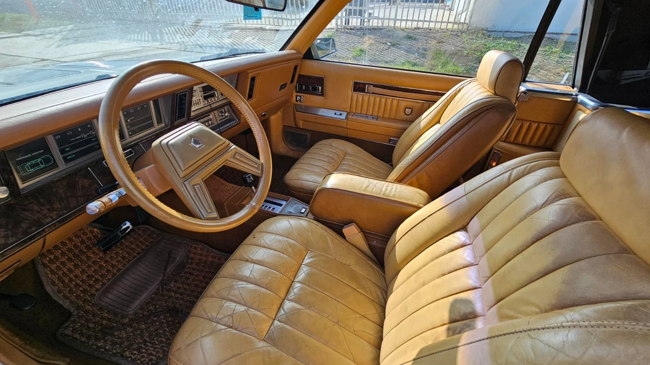 1985 Chrysler LeBaron - Image 24 of 28