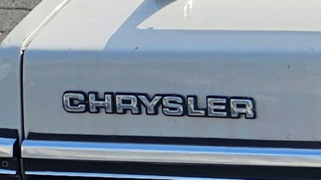 1985 Chrysler LeBaron - Image 17 of 28