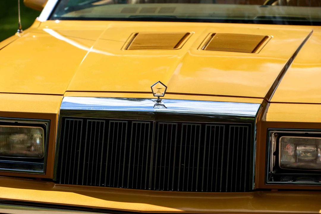 1985 Chrysler LeBaron - Image 22 of 31