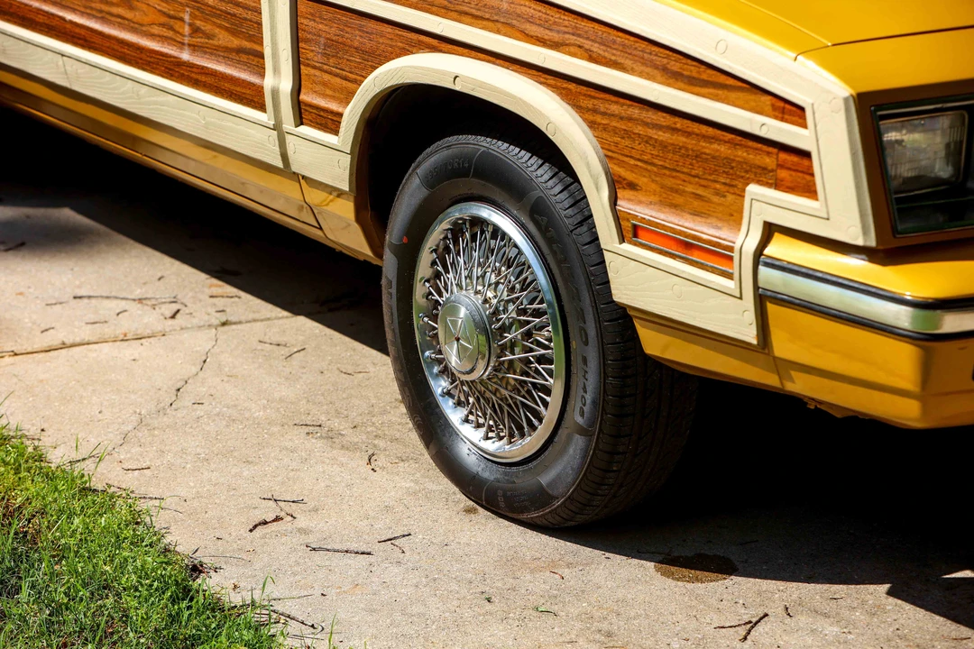 1985 Chrysler LeBaron - Image 25 of 31