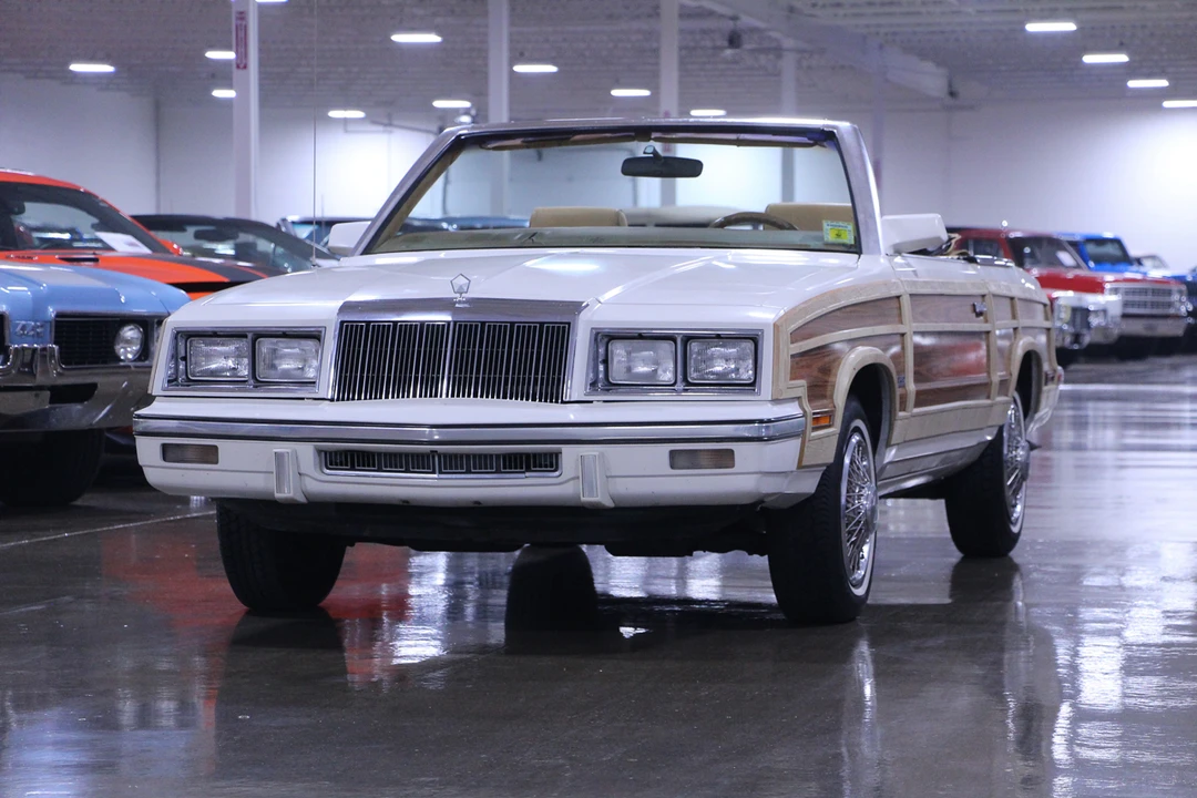 1985 Chrysler Town & Country - Image 2 of 31
