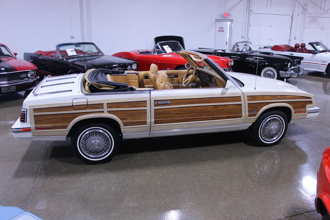 1985 Chrysler Town & Country - Image 12 of 31