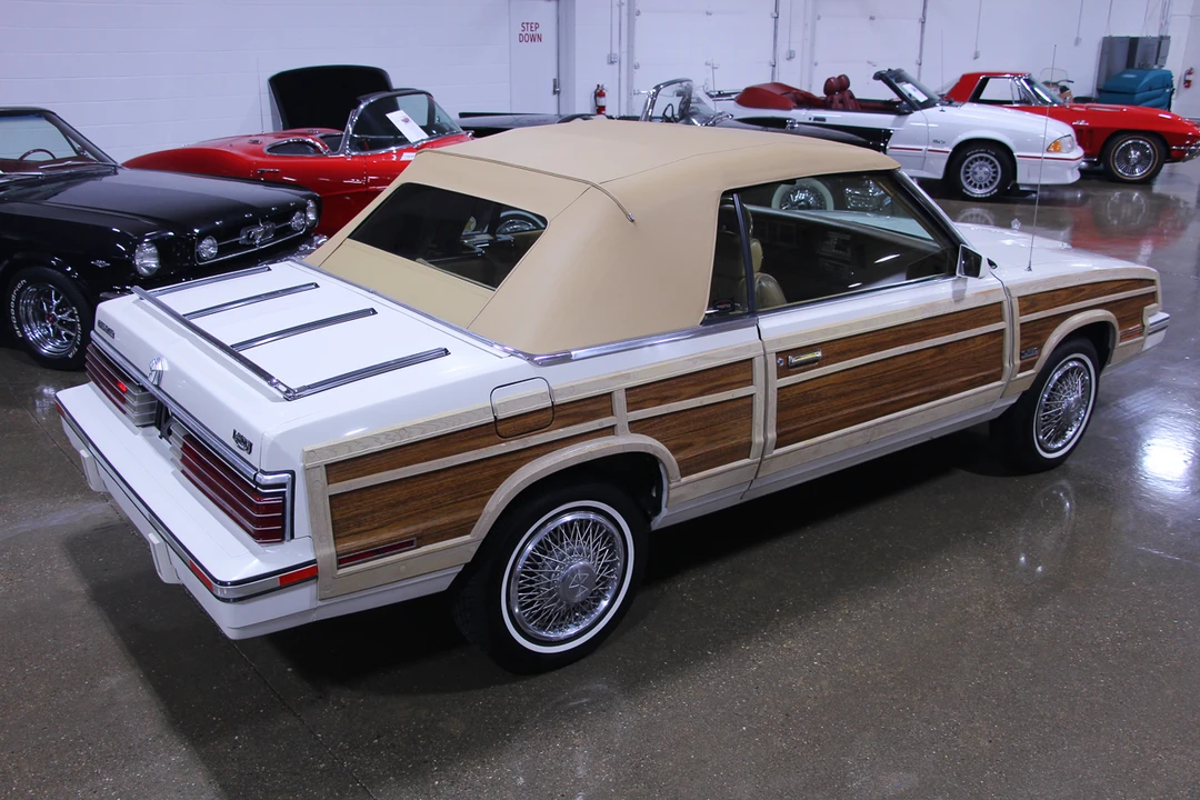 1985 Chrysler Town & Country - Image 21 of 31