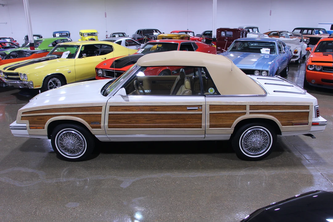 1985 Chrysler Town & Country - Image 19 of 31