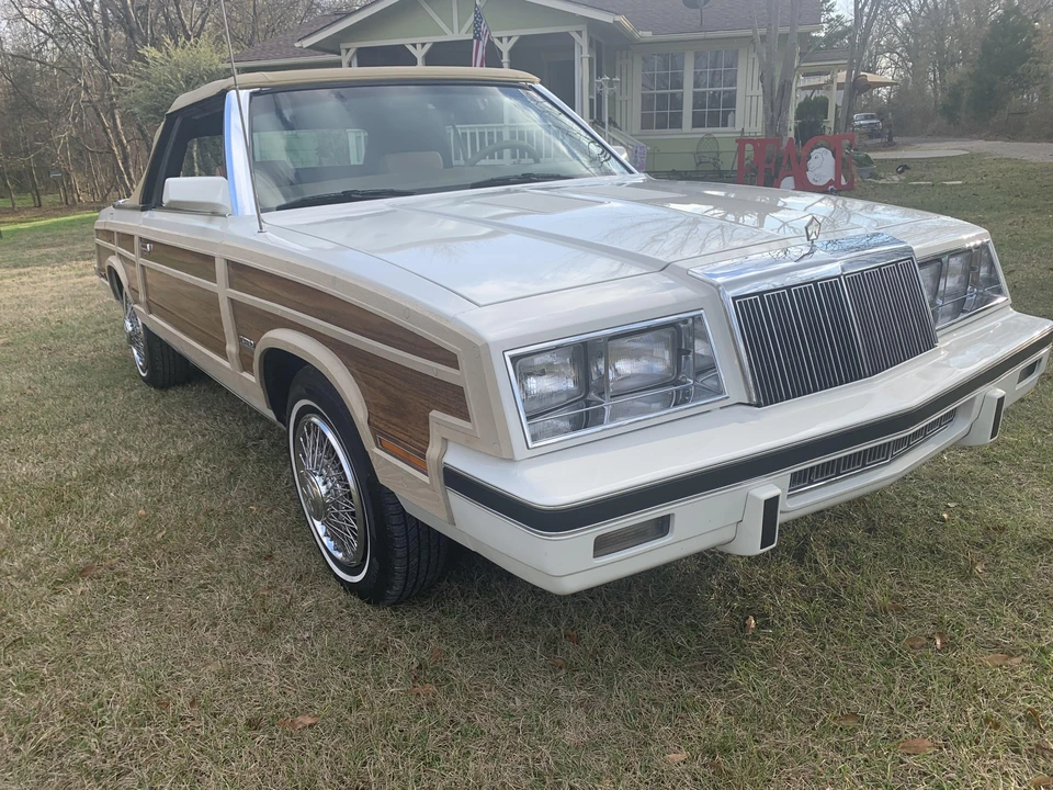 1985 Chrysler LeBaron - Image 24 of 31