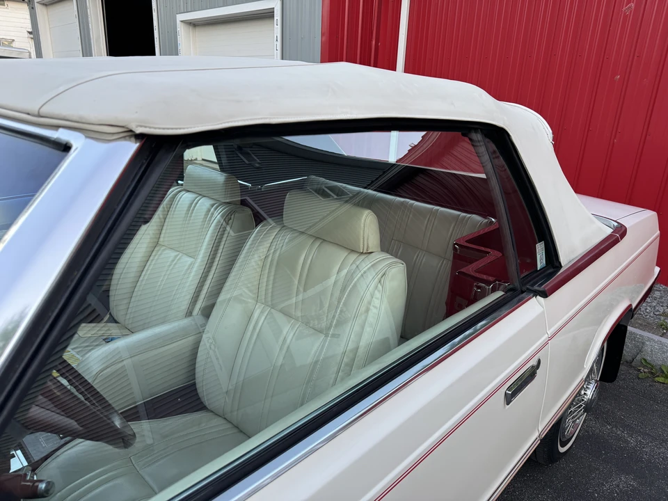 1985 Chrysler LeBaron - Image 21 of 31