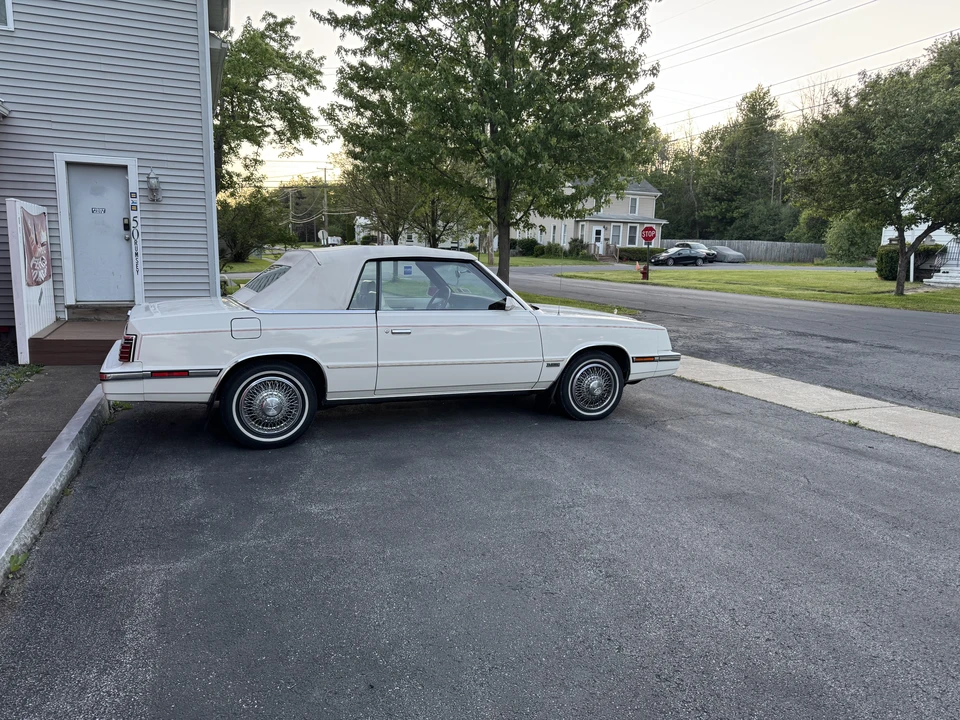1985 Chrysler LeBaron - Image 9 of 31