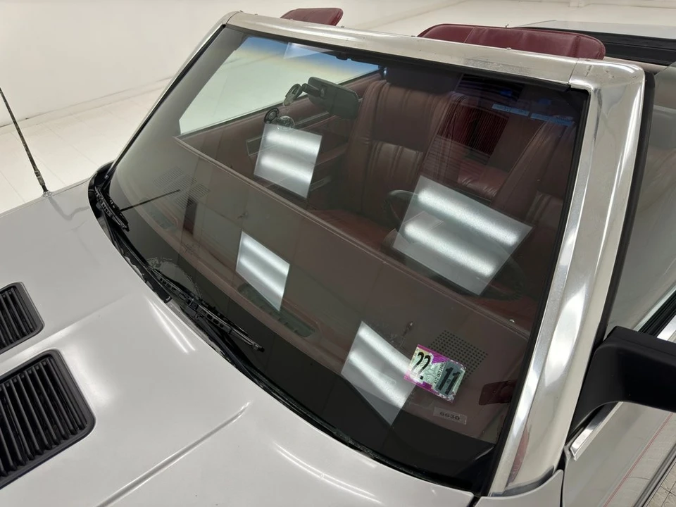 1985 Chrysler LeBaron - Image 17 of 31