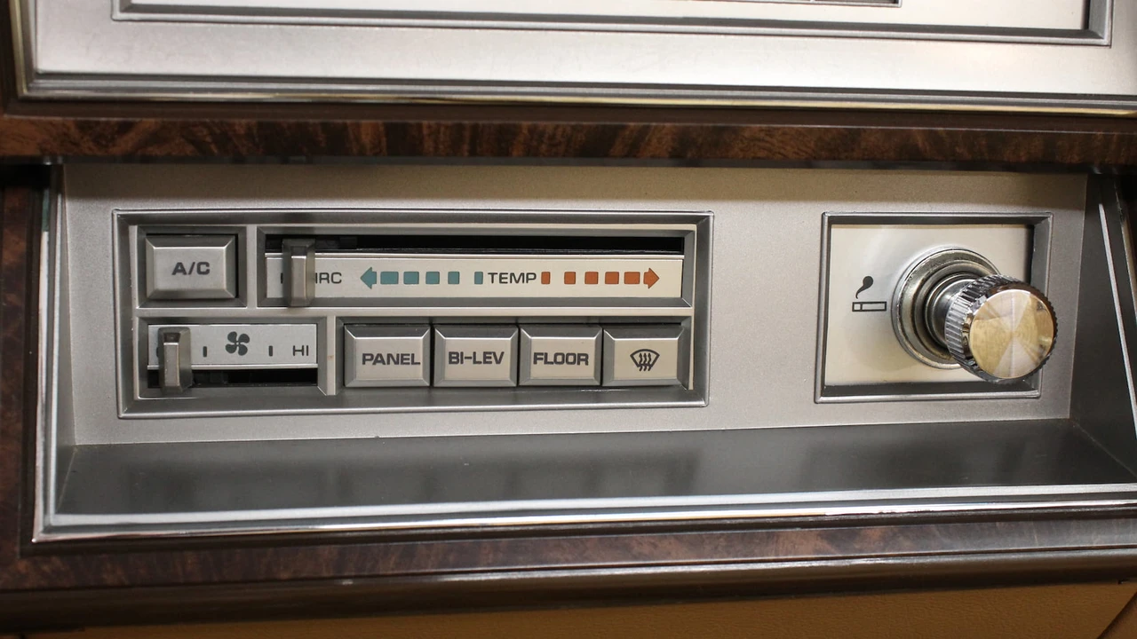 1985 Chrysler LeBaron - Image 16 of 31