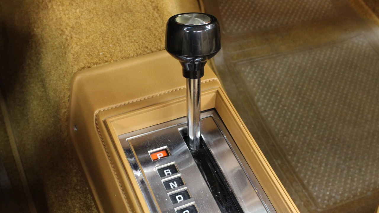 1985 Chrysler LeBaron - Image 17 of 31