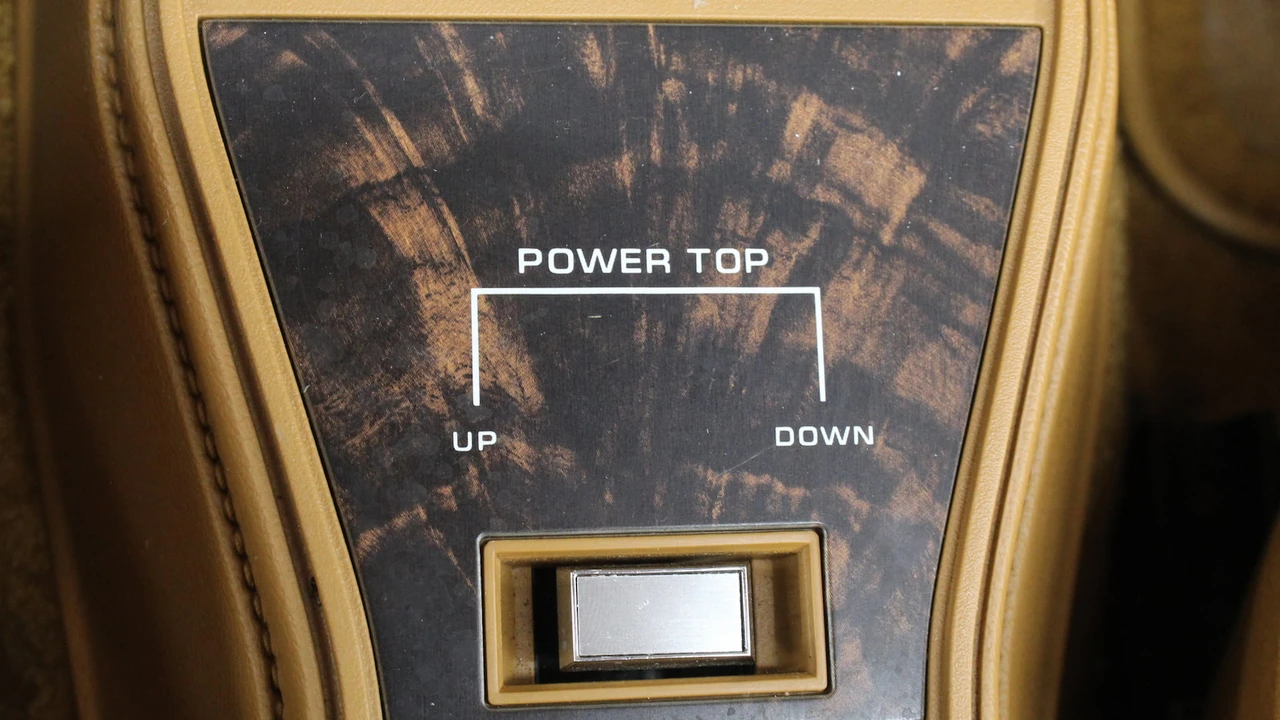 1985 Chrysler LeBaron - Image 18 of 31