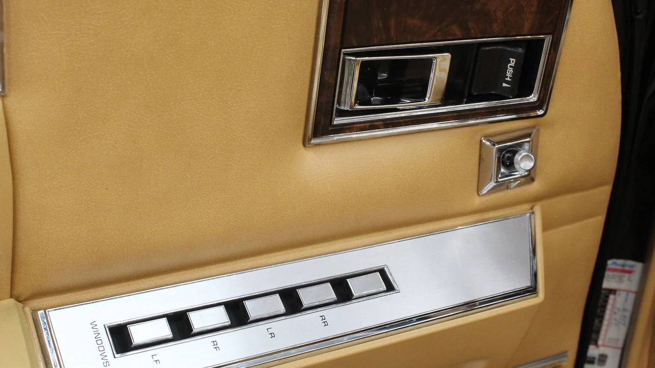 1985 Chrysler LeBaron - Image 21 of 31