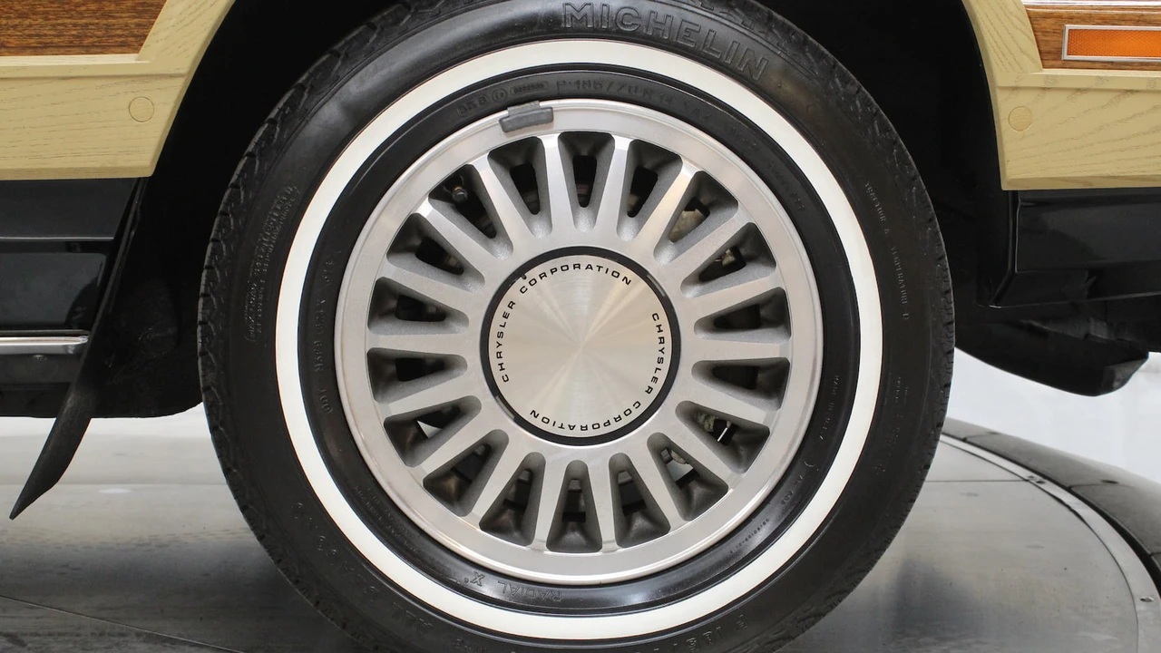 1985 Chrysler LeBaron - Image 24 of 31