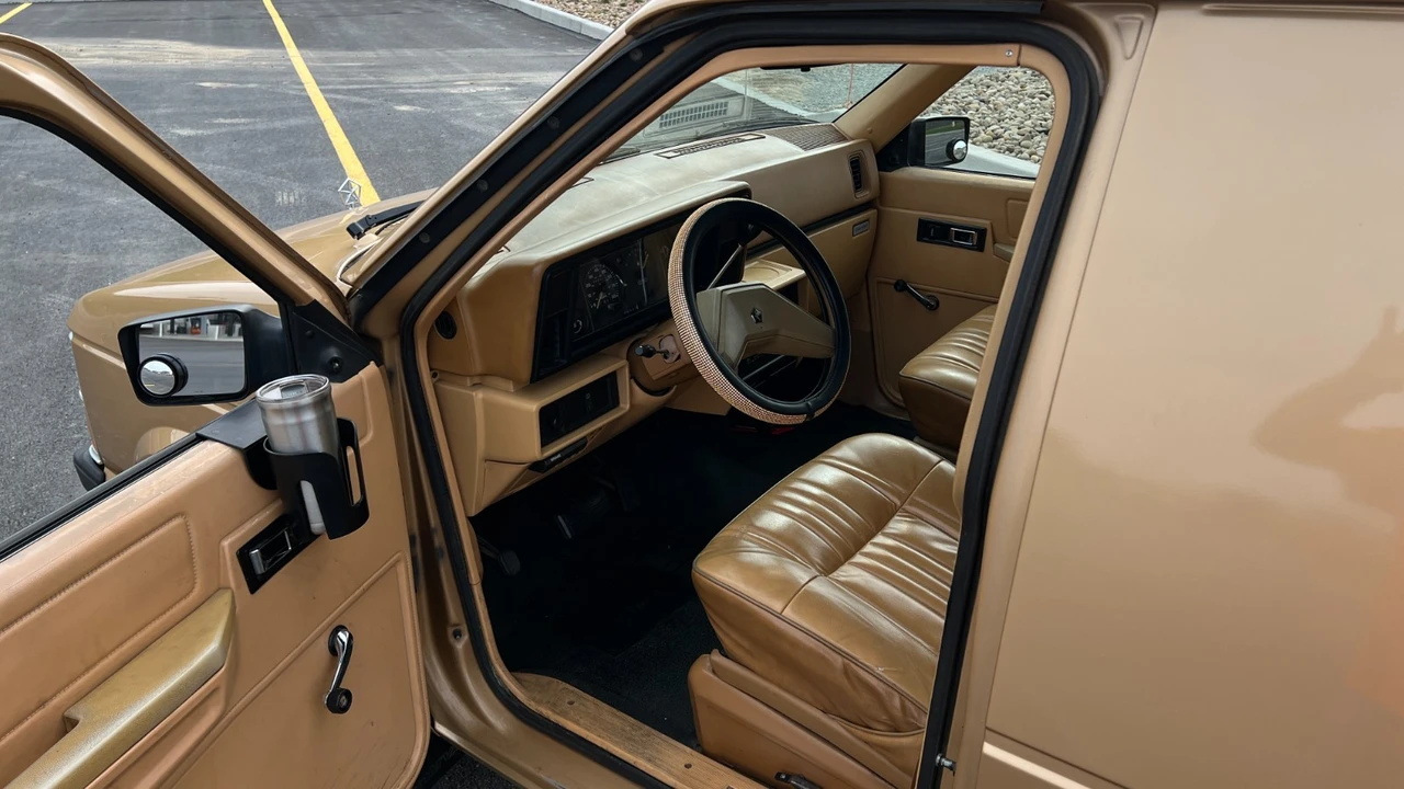 1985 Dodge Caravan - Image 4 of 12