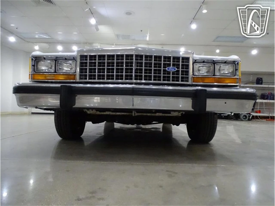 1985 Ford Crown Victoria - Image 25 of 31