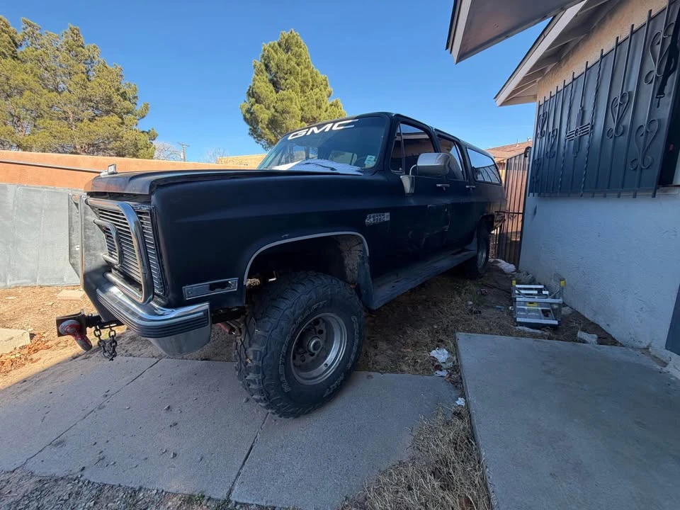 1985 GMC Suburban 7th Gen - Image 2 of 17