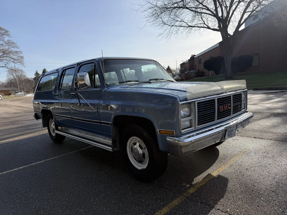 1985 GMC Suburban 7th Gen - Image 2 of 31