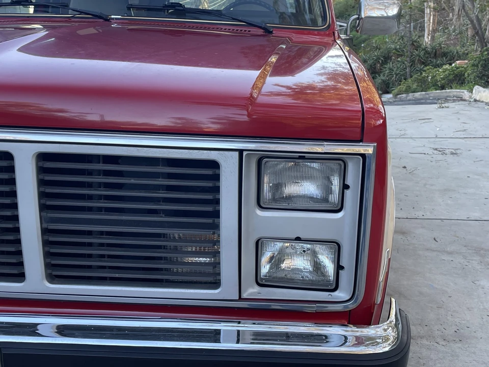 1985 GMC Suburban 7th Gen - Image 17 of 31