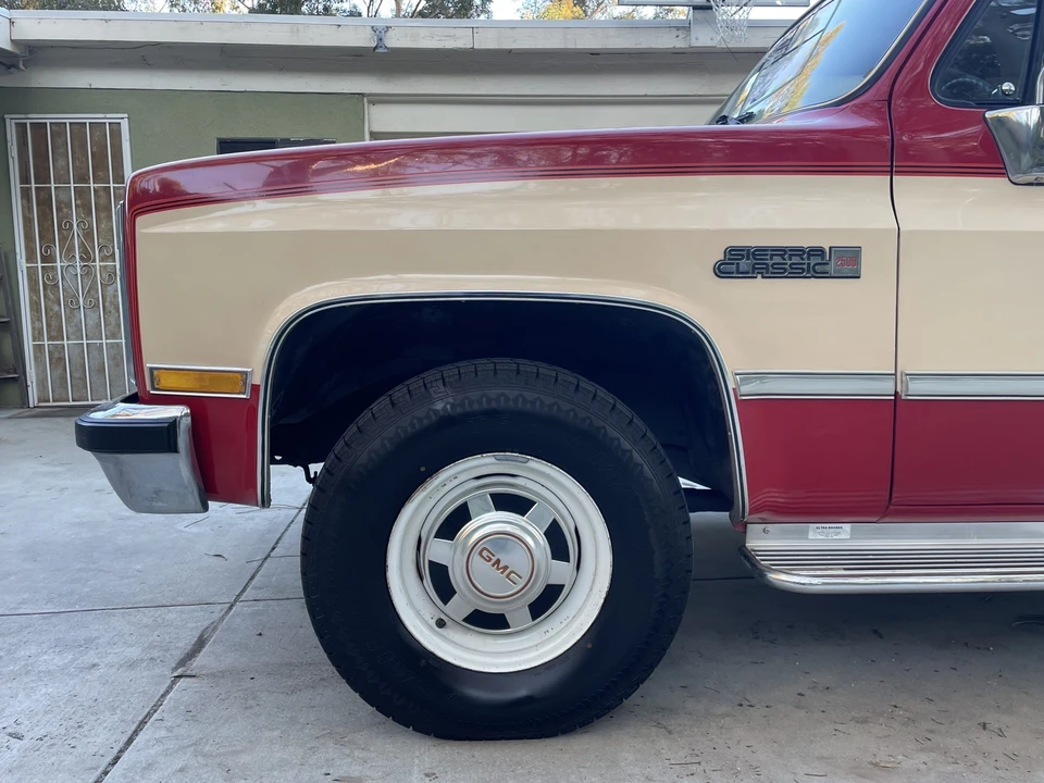 1985 GMC Suburban 7th Gen - Image 26 of 31