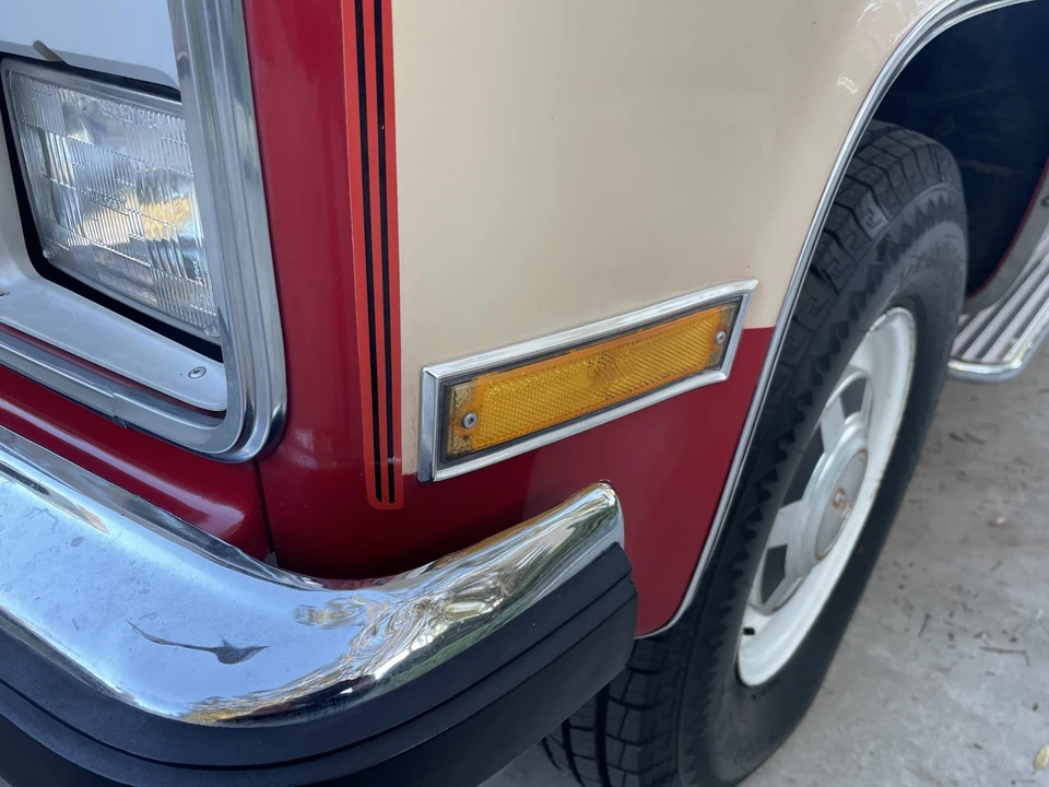 1985 GMC Suburban 7th Gen - Image 25 of 31