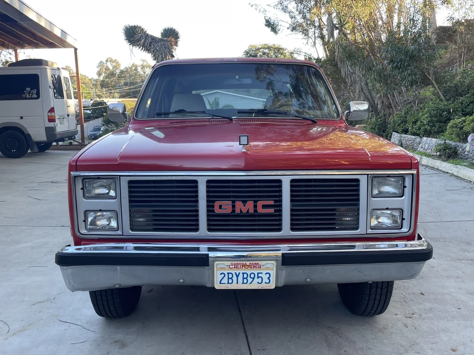 1985 GMC Suburban 7th Gen - Image 11 of 31