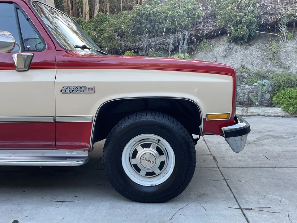 1985 GMC Suburban 7th Gen - Image 28 of 31