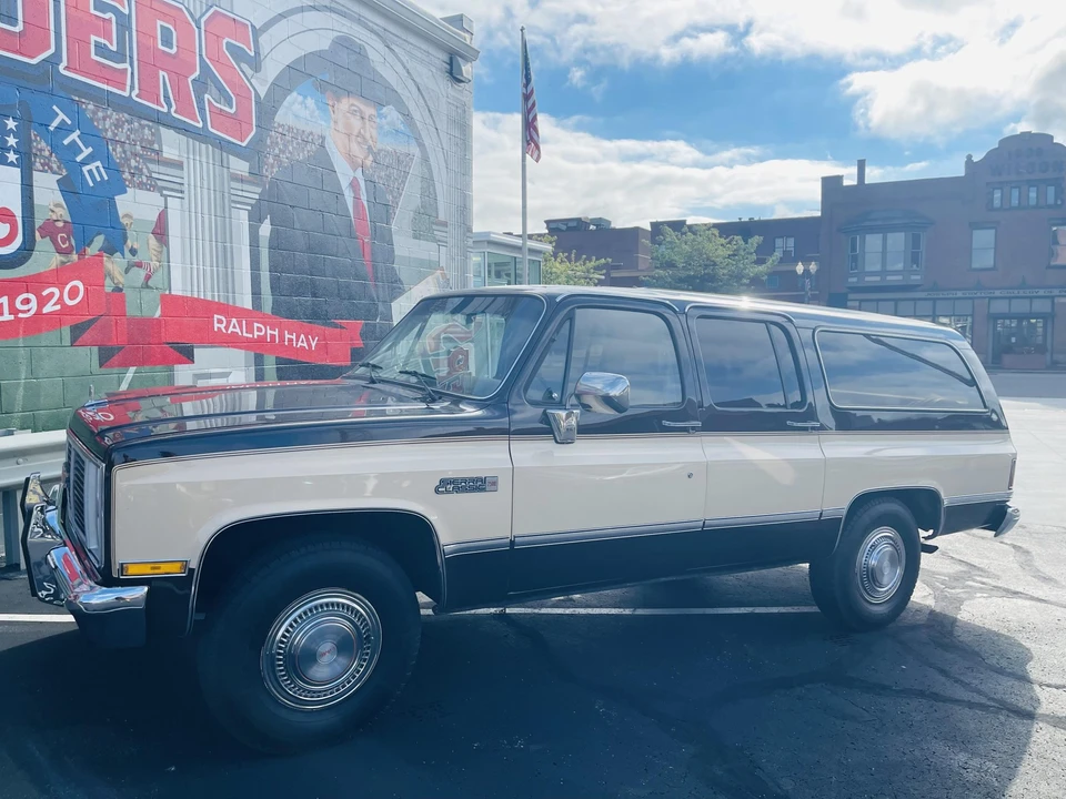 1985 GMC Suburban 7th Gen - Image 13 of 31
