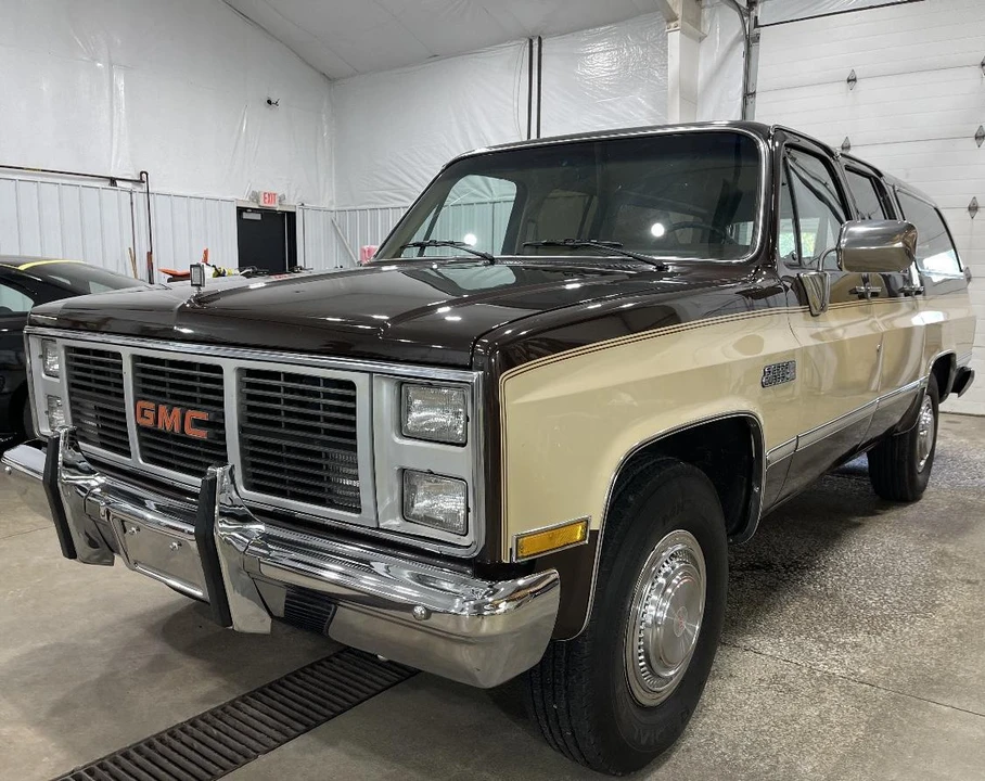 1985 GMC Suburban 7th Gen - Image 17 of 31