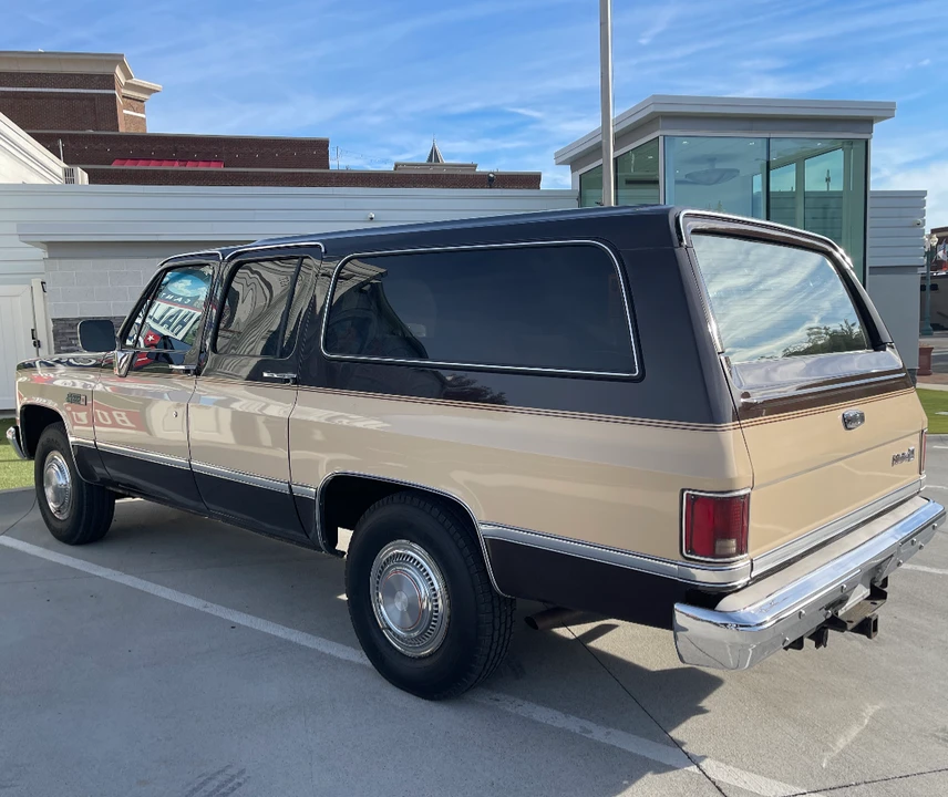 1985 GMC Suburban 7th Gen - Image 26 of 31