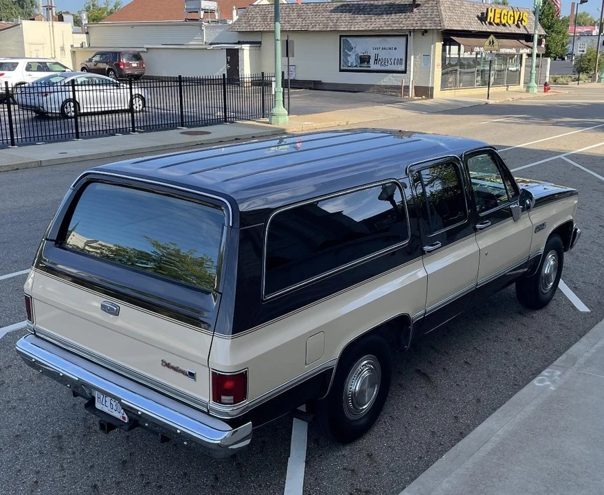 1985 GMC Suburban 7th Gen - Image 25 of 31