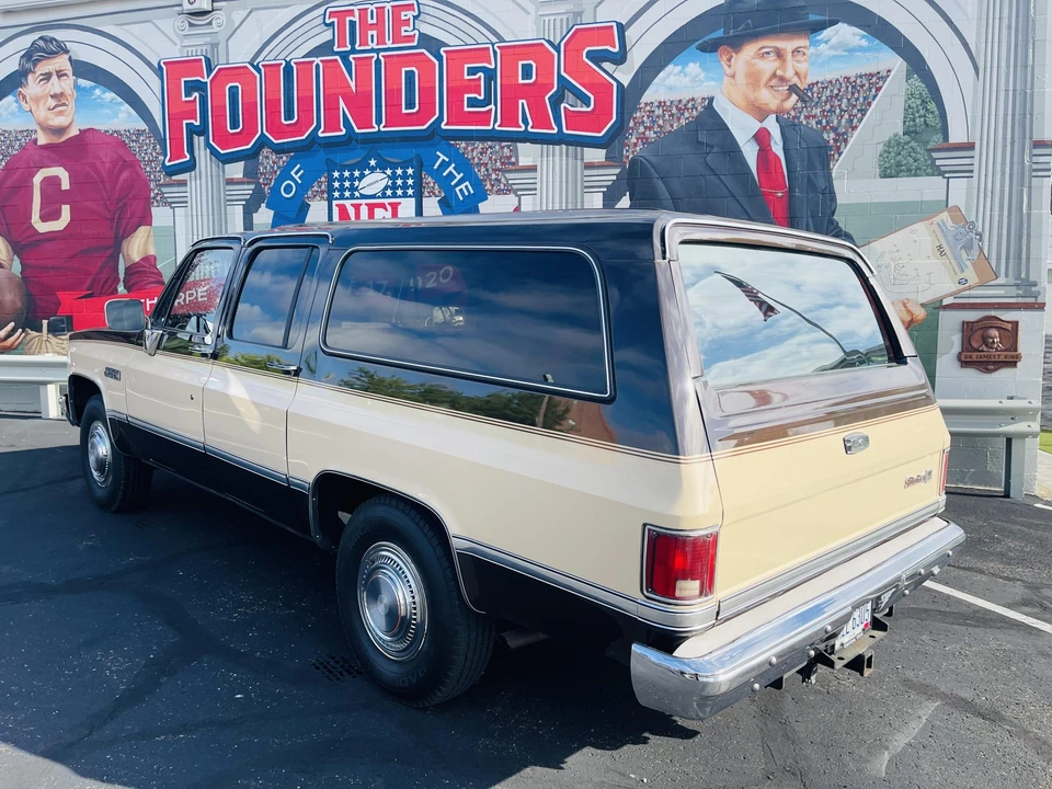 1985 GMC Suburban 7th Gen - Image 9 of 31