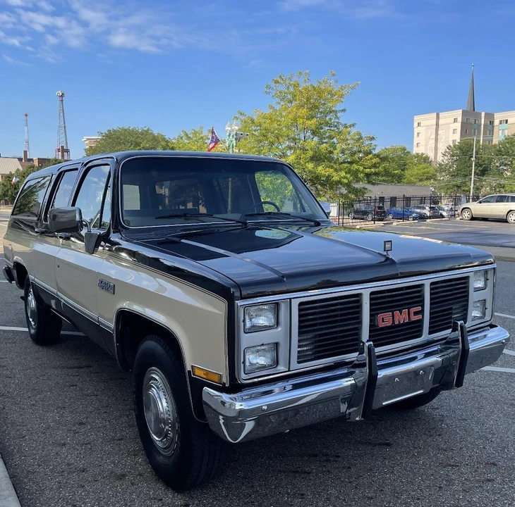 1985 GMC Suburban 7th Gen - Image 18 of 31