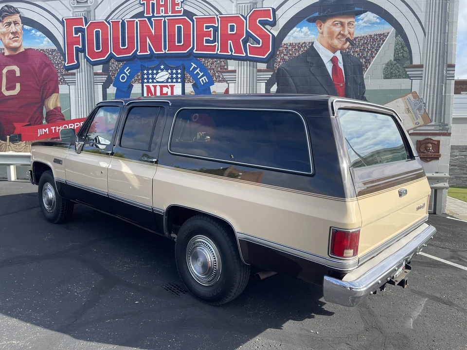 1985 GMC Suburban 7th Gen - Image 10 of 31