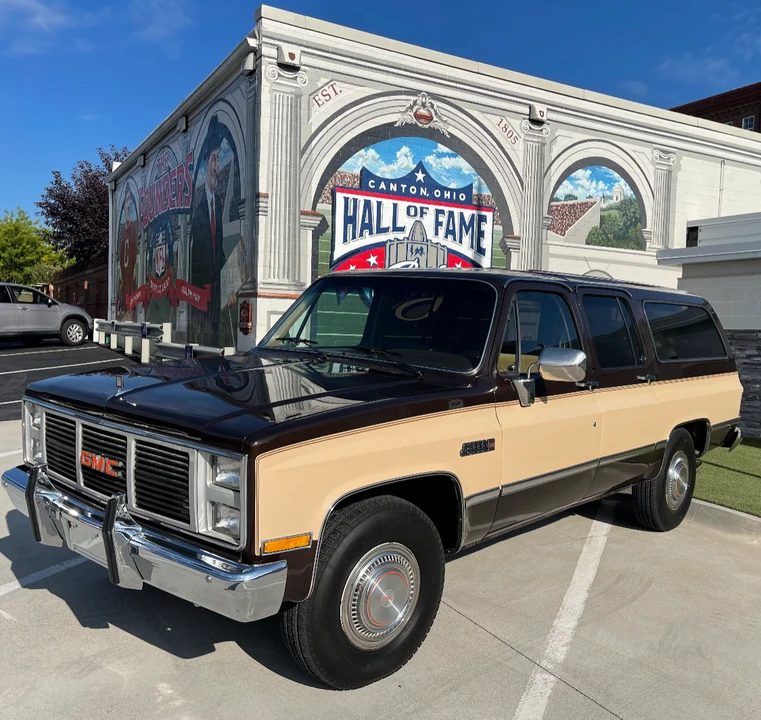 1985 GMC Suburban 7th Gen - Image 2 of 31