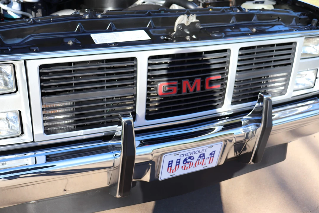 1985 GMC Suburban 7th Gen - Image 25 of 31