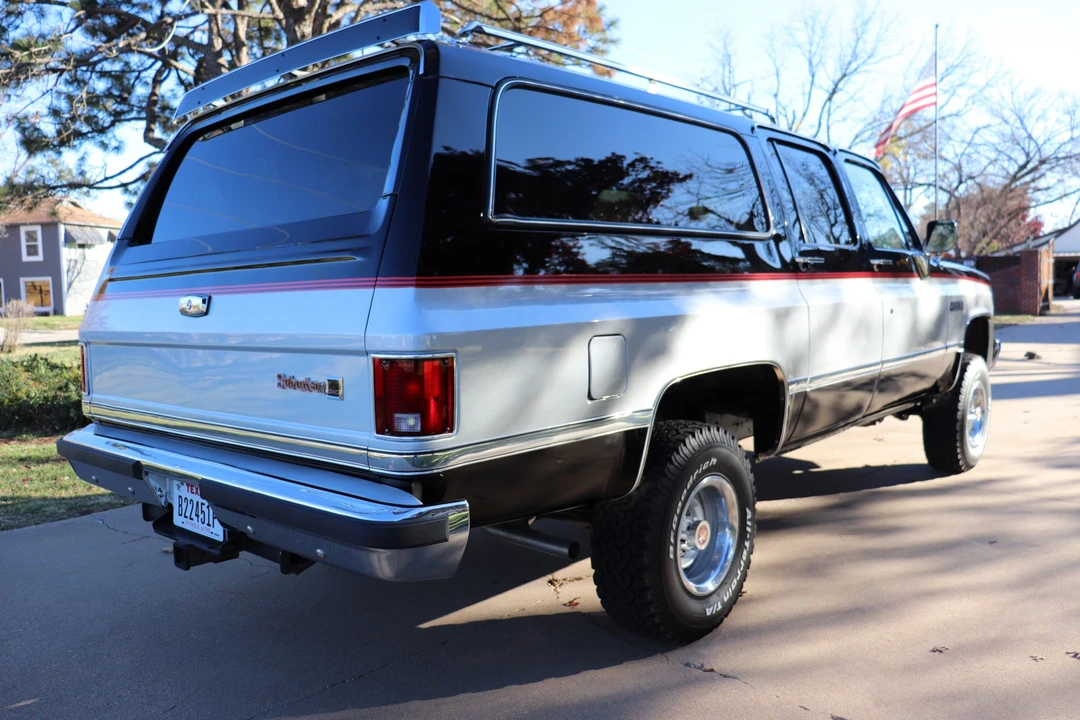 1985 GMC Suburban 7th Gen - Image 10 of 31