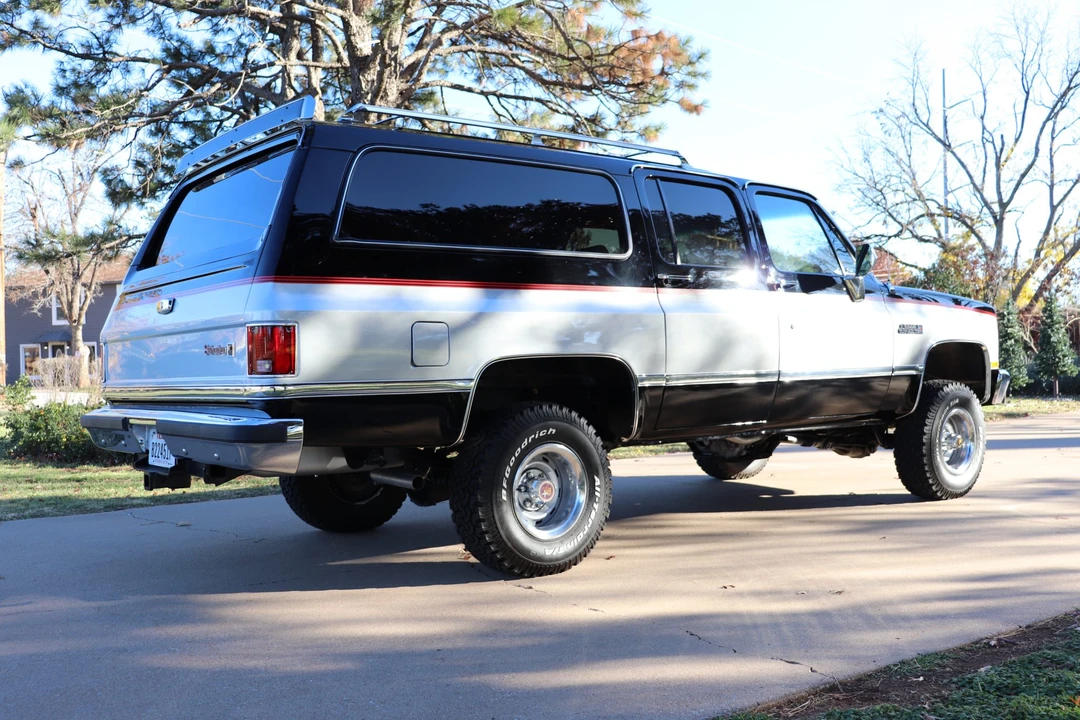 1985 GMC Suburban 7th Gen - Image 11 of 31