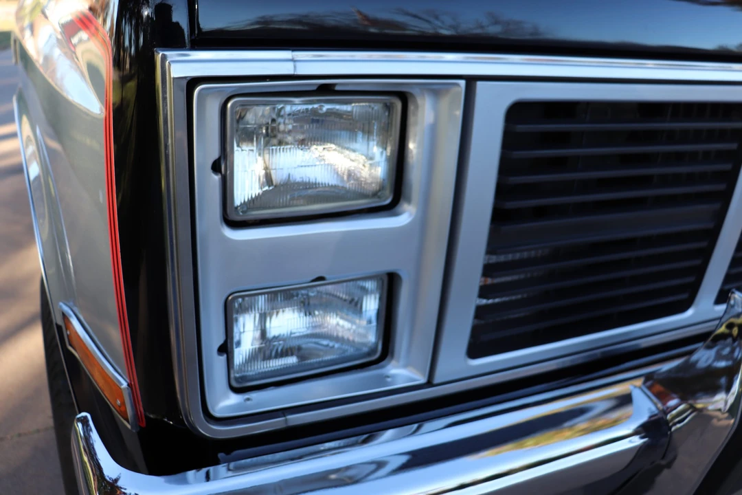 1985 GMC Suburban 7th Gen - Image 24 of 31
