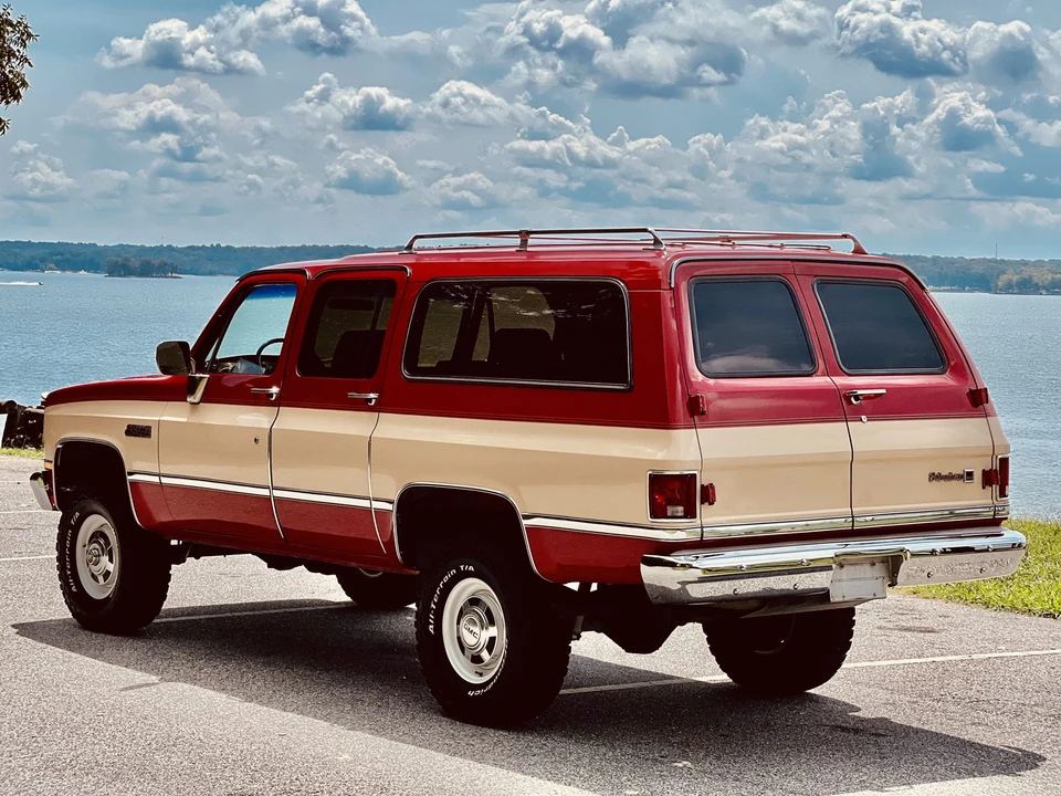 1985 GMC Suburban 7th Gen - Image 21 of 31